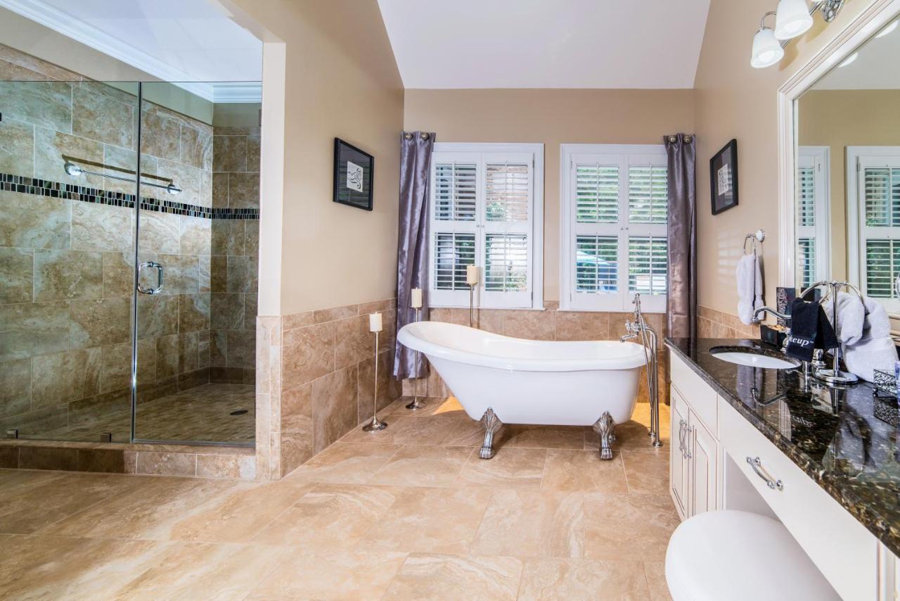 Pleasanton Courtyard Bed And Breakfast ファイエットビル エクステリア 写真