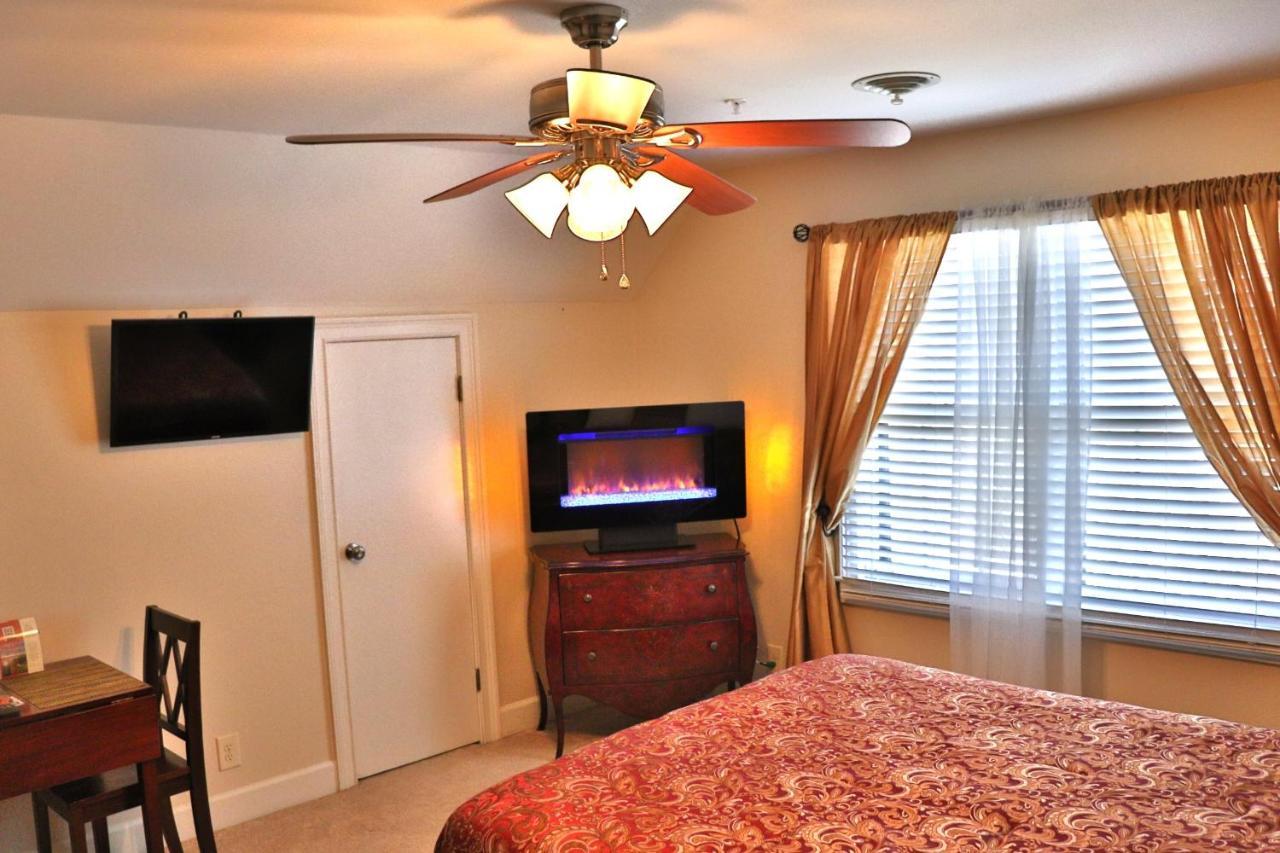 Pleasanton Courtyard Bed And Breakfast ファイエットビル エクステリア 写真