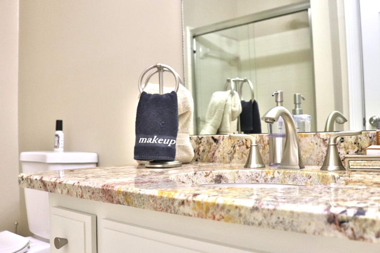 Pleasanton Courtyard Bed And Breakfast ファイエットビル エクステリア 写真