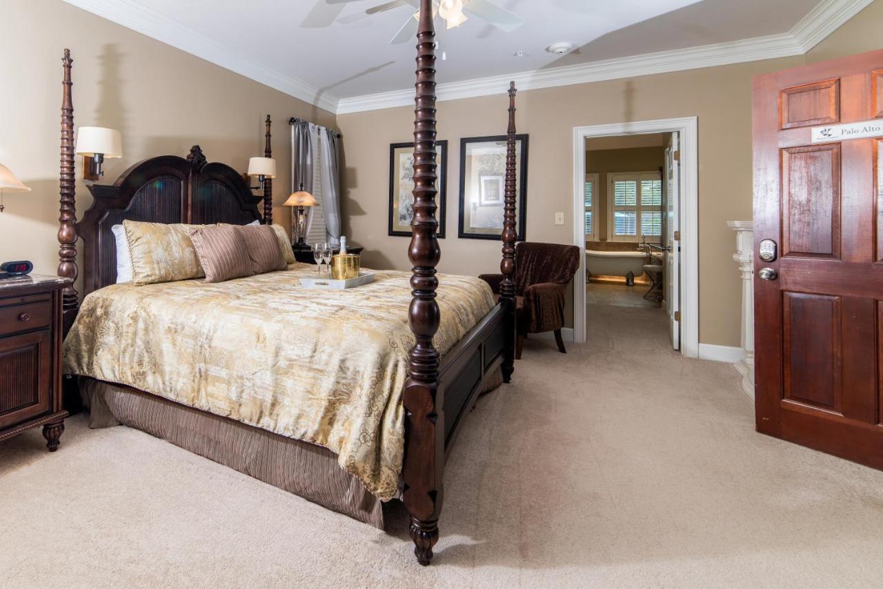 Pleasanton Courtyard Bed And Breakfast ファイエットビル エクステリア 写真