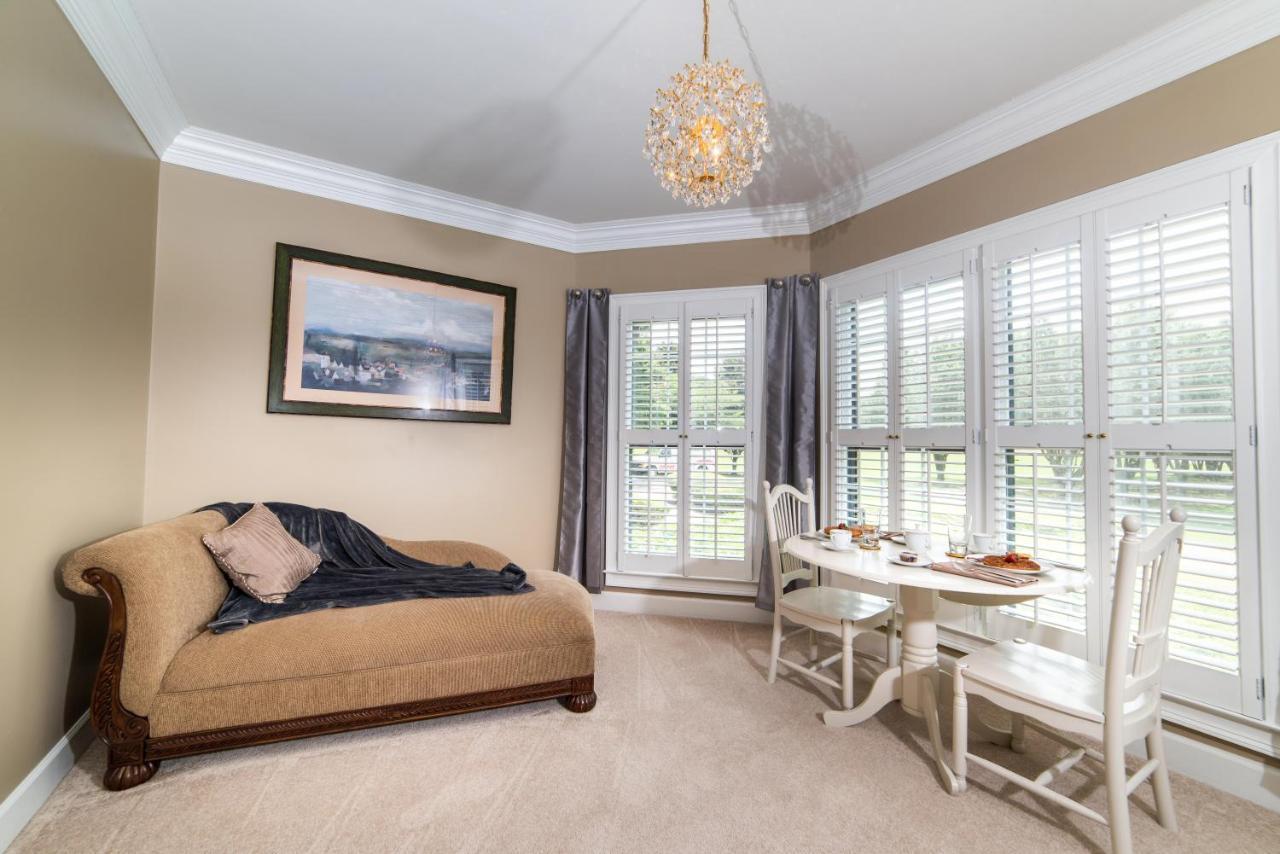 Pleasanton Courtyard Bed And Breakfast ファイエットビル エクステリア 写真