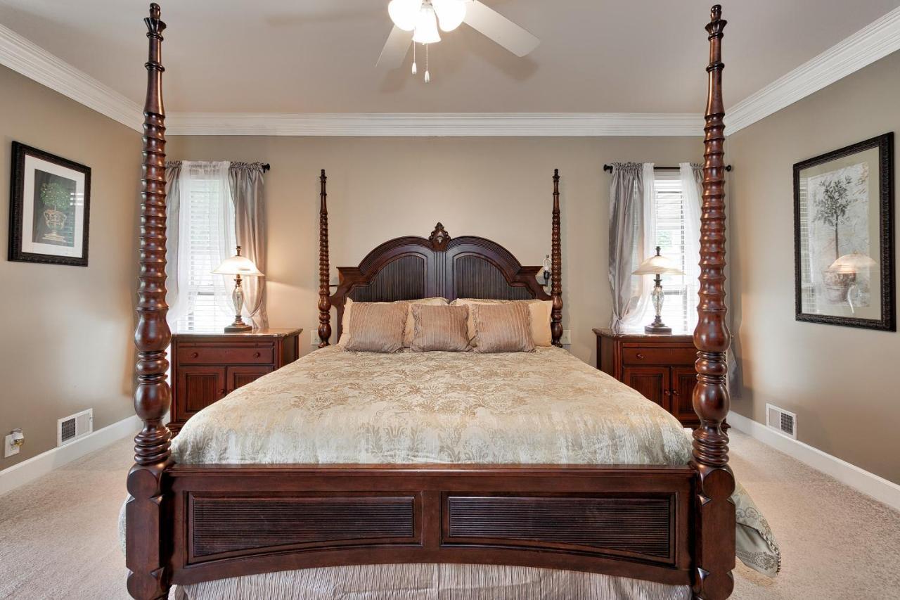 Pleasanton Courtyard Bed And Breakfast ファイエットビル エクステリア 写真