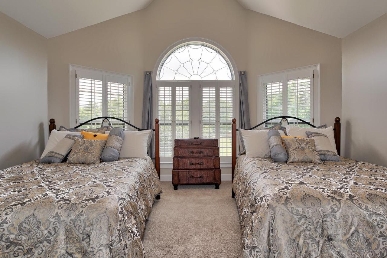 Pleasanton Courtyard Bed And Breakfast ファイエットビル エクステリア 写真