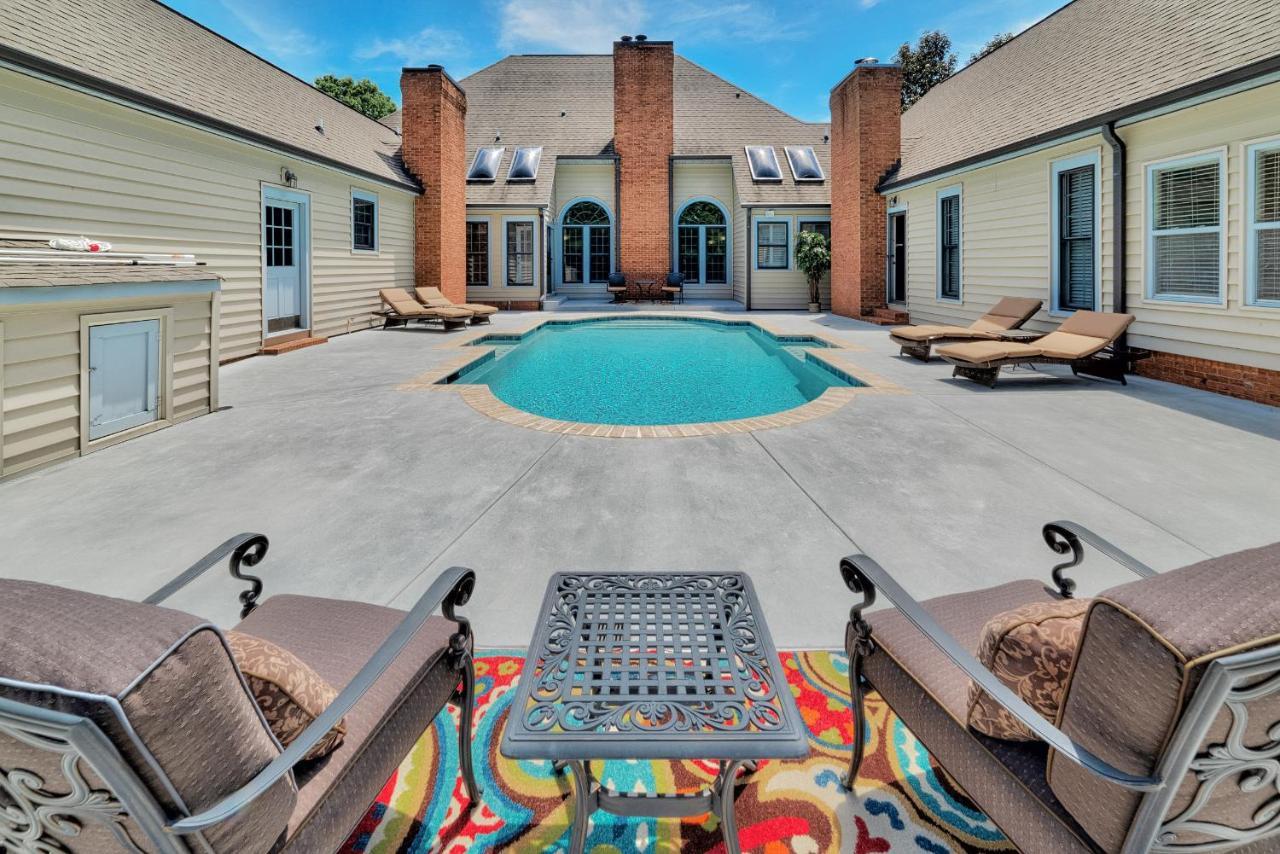 Pleasanton Courtyard Bed And Breakfast ファイエットビル エクステリア 写真