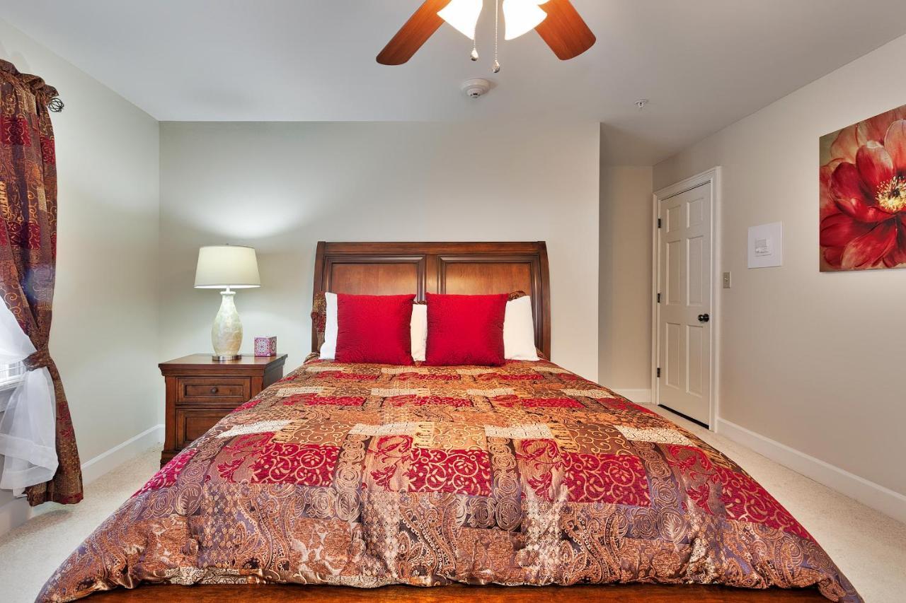 Pleasanton Courtyard Bed And Breakfast ファイエットビル エクステリア 写真