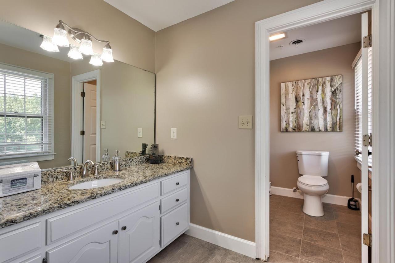 Pleasanton Courtyard Bed And Breakfast ファイエットビル エクステリア 写真