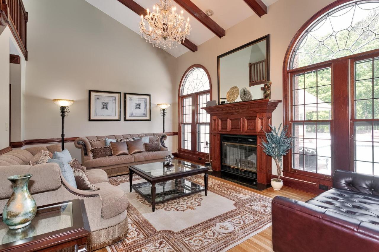 Pleasanton Courtyard Bed And Breakfast ファイエットビル エクステリア 写真