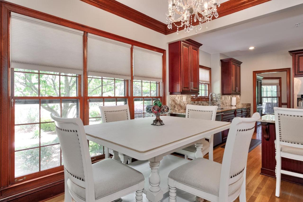 Pleasanton Courtyard Bed And Breakfast ファイエットビル エクステリア 写真